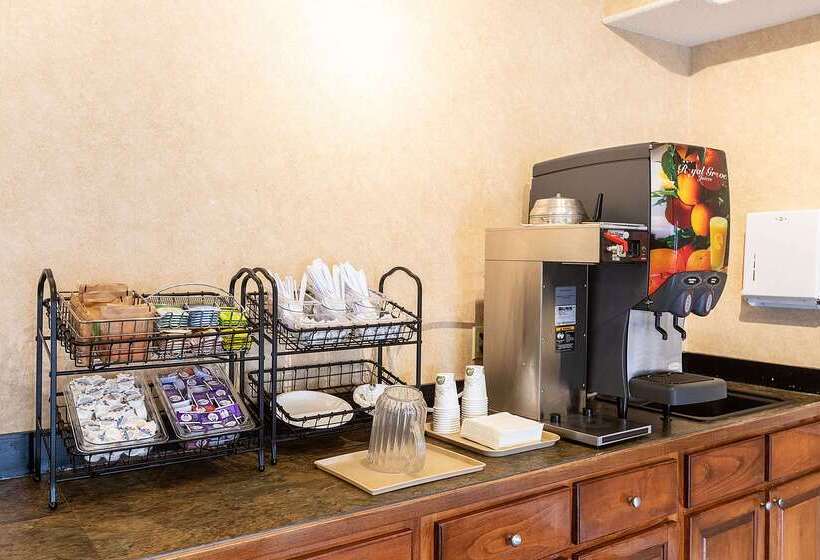 호텔 Econo Lodge Inn & Suites