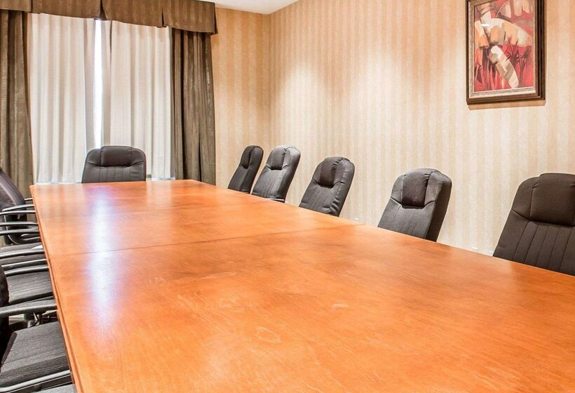 호텔 Econo Lodge Inn & Suites