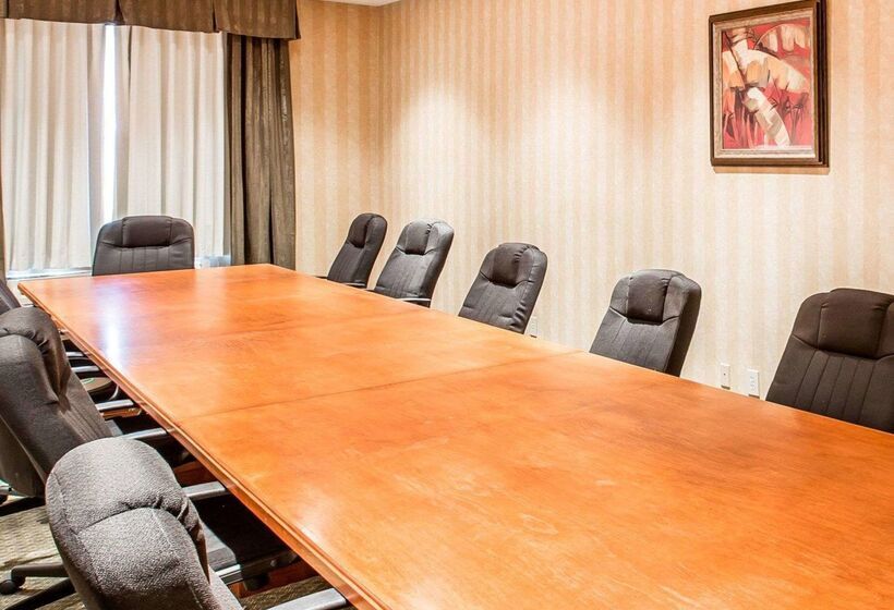 호텔 Econo Lodge Inn & Suites