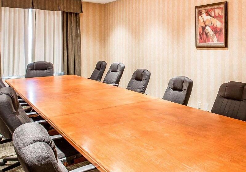 호텔 Econo Lodge Inn & Suites