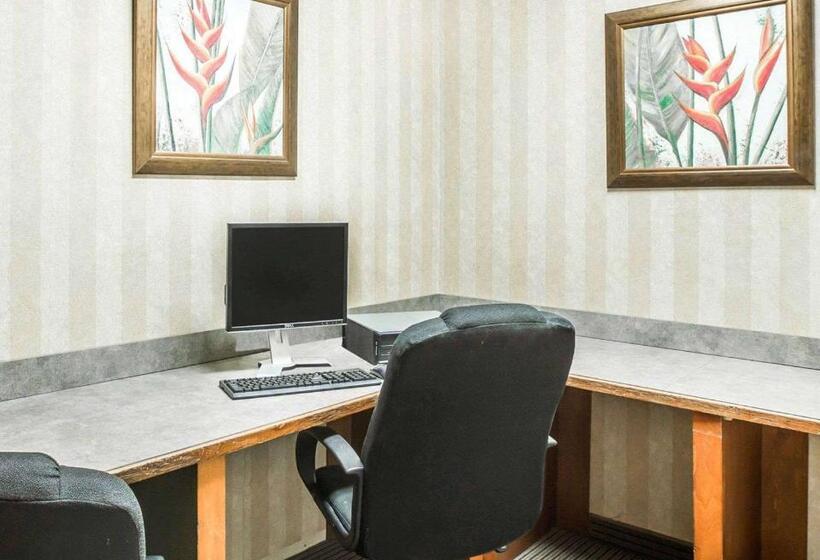 호텔 Econo Lodge Inn & Suites