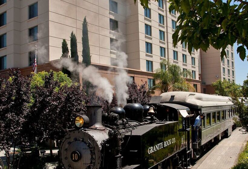 בית מלון כפרי Embassy Suites By Hilton Sacramento Riverfront Promenade