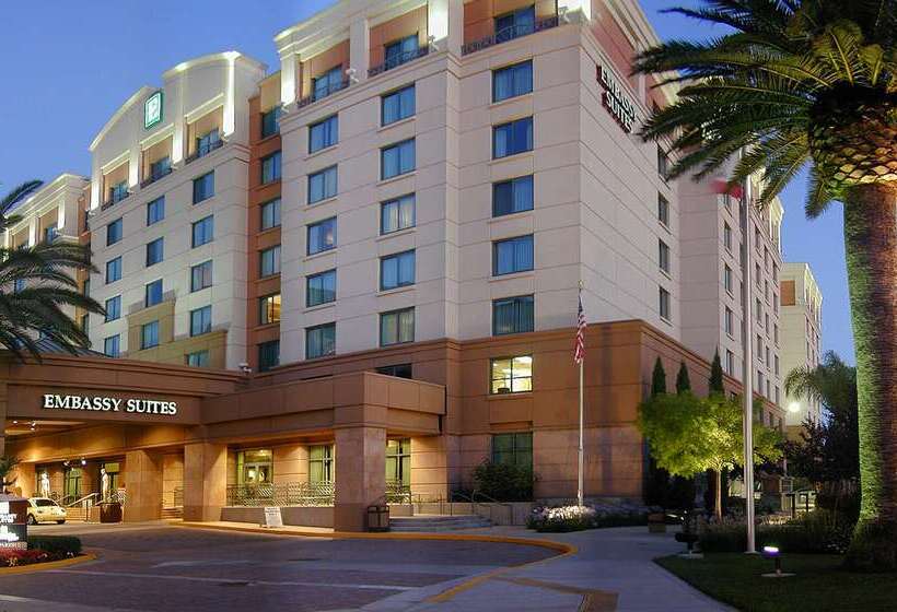 בית מלון כפרי Embassy Suites By Hilton Sacramento Riverfront Promenade