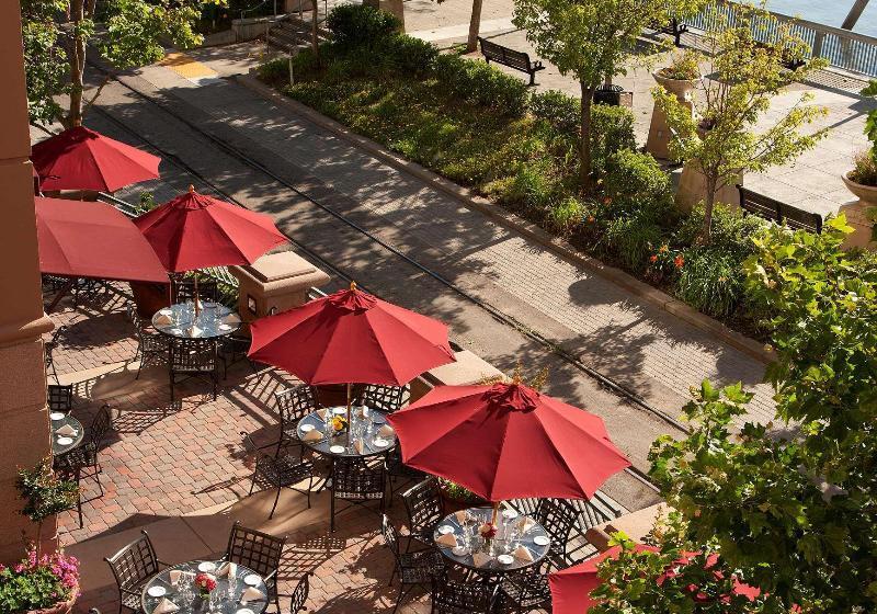 בית מלון כפרי Embassy Suites By Hilton Sacramento Riverfront Promenade
