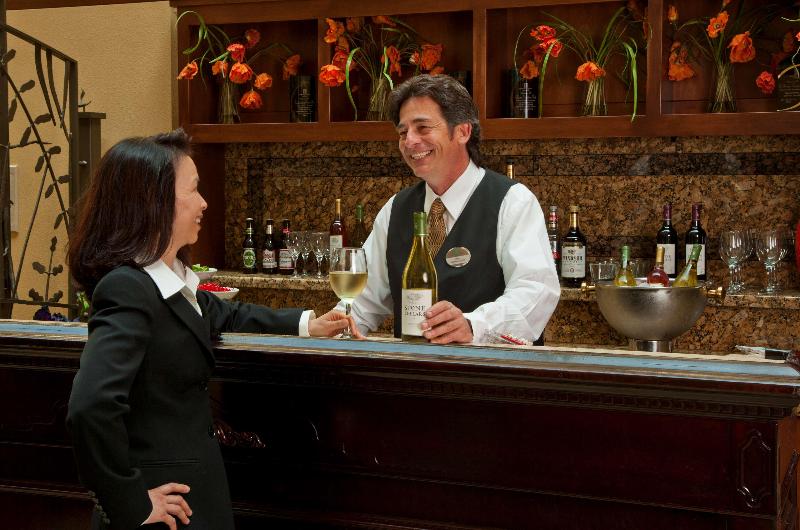 בית מלון כפרי Embassy Suites By Hilton Sacramento Riverfront Promenade