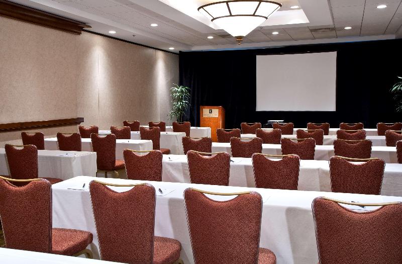 בית מלון כפרי Embassy Suites By Hilton Sacramento Riverfront Promenade