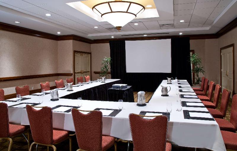 בית מלון כפרי Embassy Suites By Hilton Sacramento Riverfront Promenade