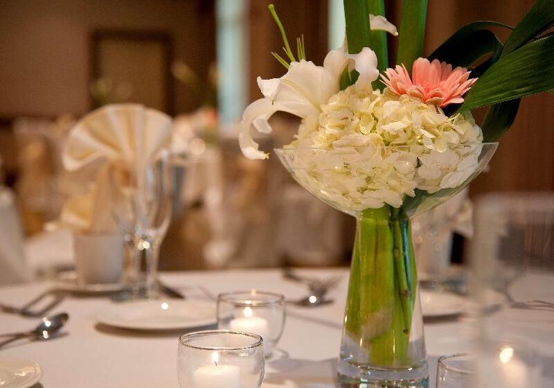 בית מלון כפרי Embassy Suites By Hilton Sacramento Riverfront Promenade