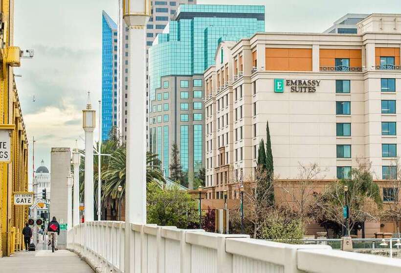 בית מלון כפרי Embassy Suites By Hilton Sacramento Riverfront Promenade