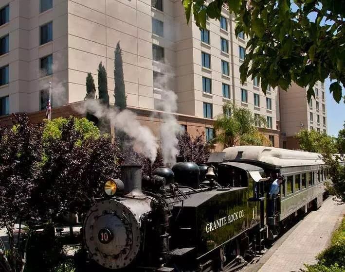 Отель Embassy Suites By Hilton Sacramento Riverfront Promenade