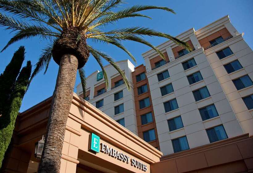 בית מלון כפרי Embassy Suites By Hilton Sacramento Riverfront Promenade