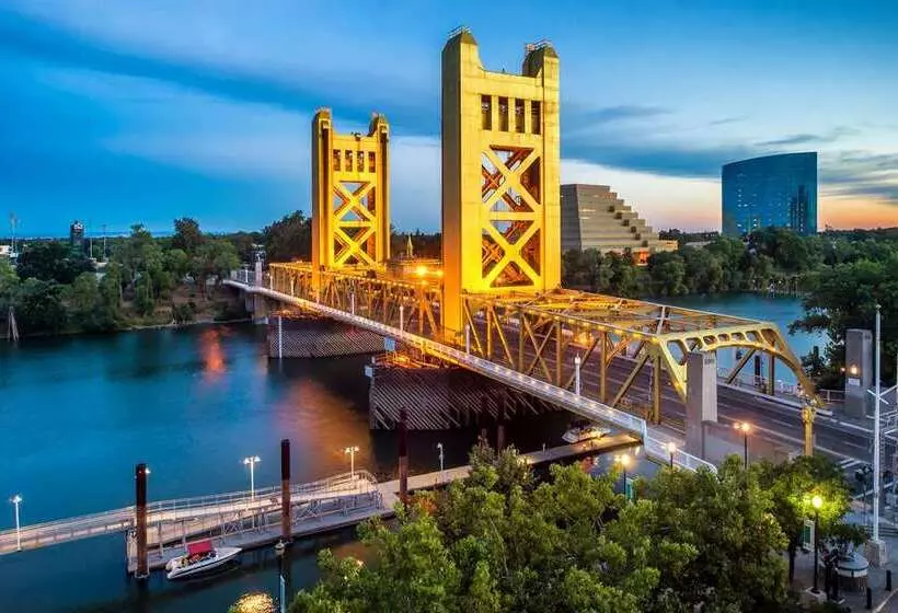 Отель Embassy Suites By Hilton Sacramento Riverfront Promenade