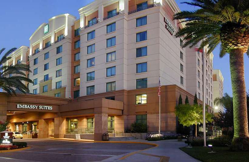 בית מלון כפרי Embassy Suites By Hilton Sacramento Riverfront Promenade