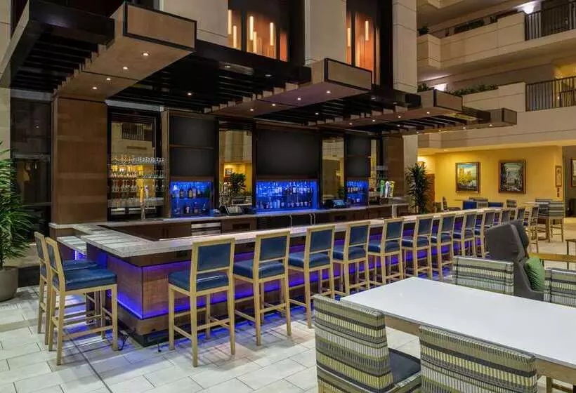 Отель Embassy Suites By Hilton Sacramento Riverfront Promenade