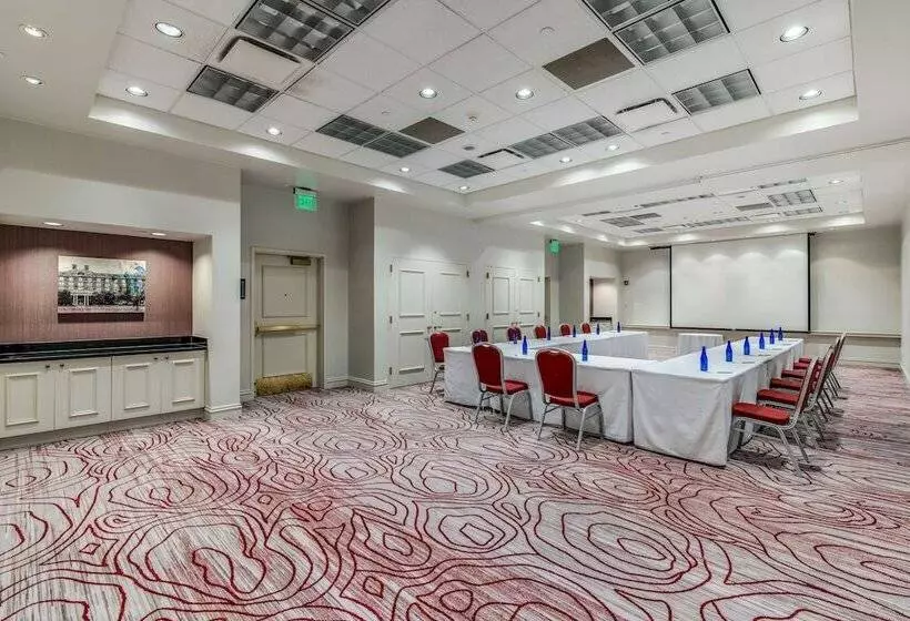 هتل Hilton Garden Inn Suffolk Riverfront