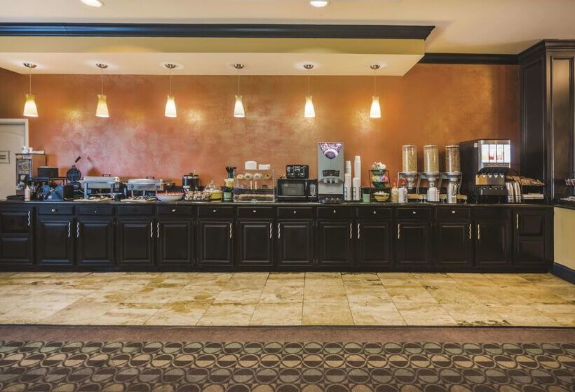 Hotel Spark By Hilton Brandon