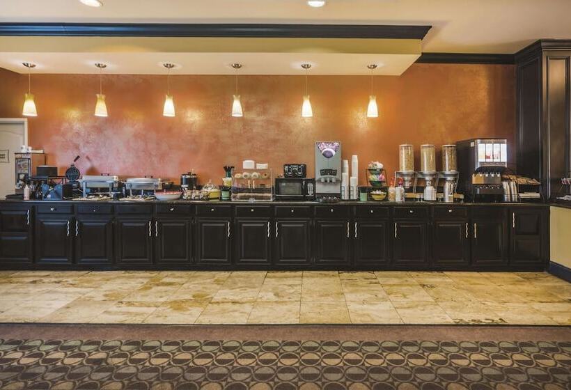 Hotel Spark By Hilton Brandon