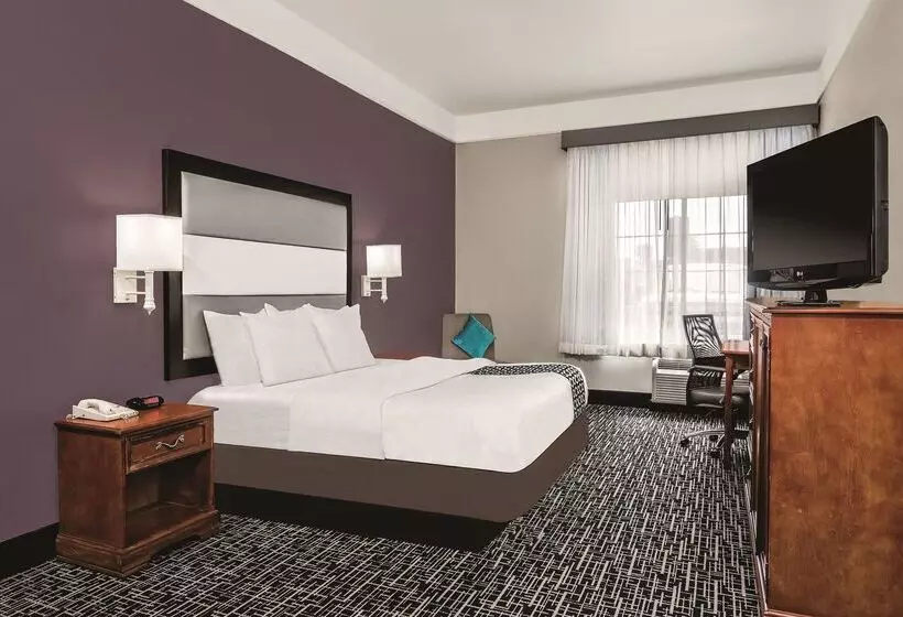 Отель La Quinta By Wyndham Rosenberg