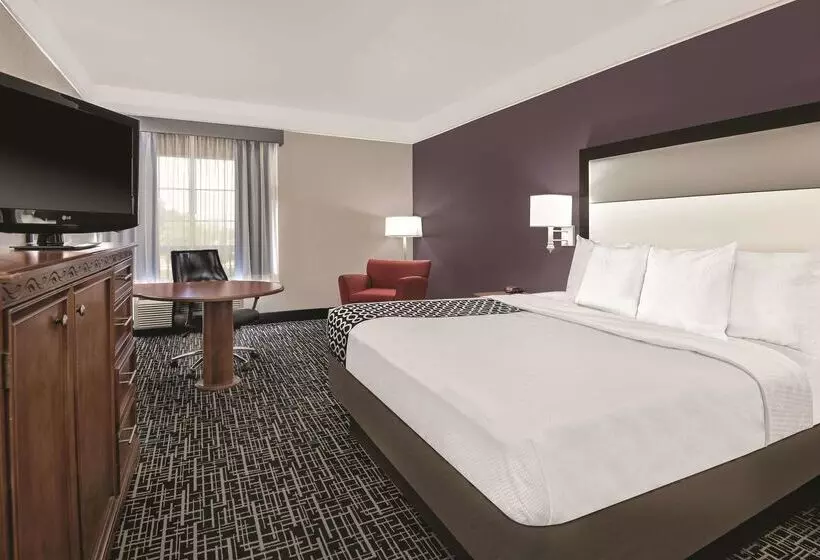 Отель La Quinta By Wyndham Rosenberg