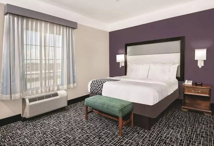 Отель La Quinta By Wyndham Rosenberg