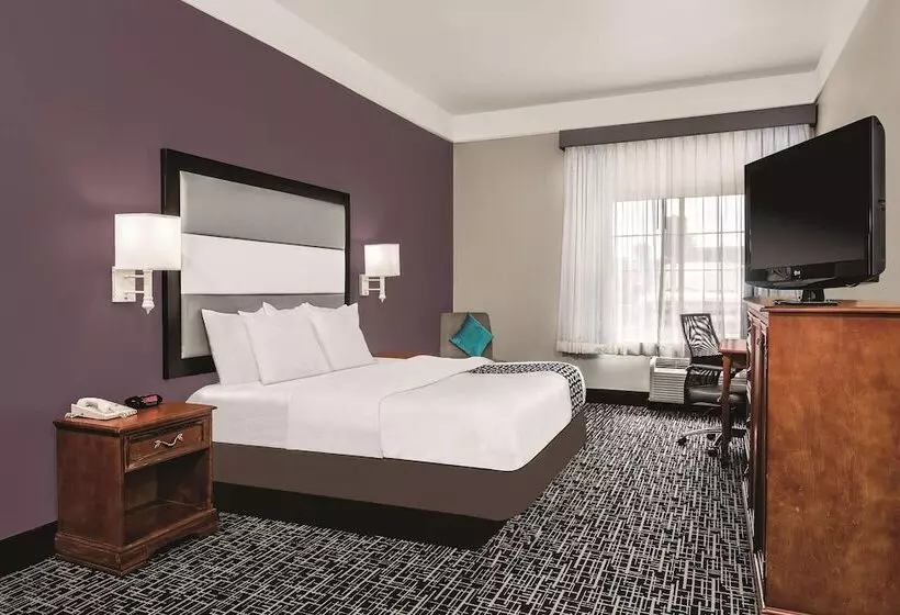 Отель La Quinta By Wyndham Rosenberg