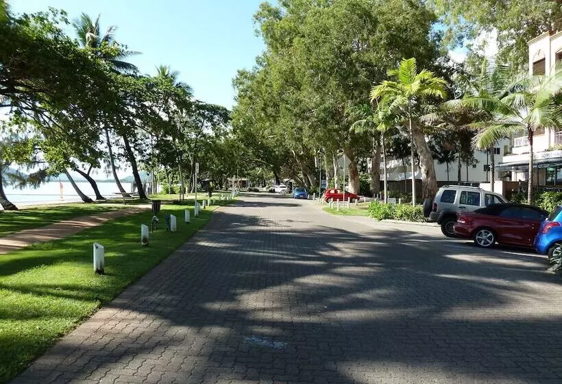 Palm Cove Tropic Apartments