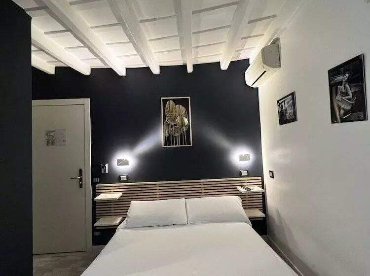 פונדק Irooms Spanish Steps