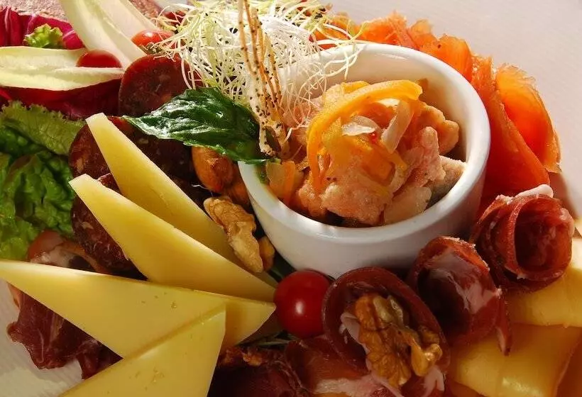 Отель Alma Del Lago Suites & Spa