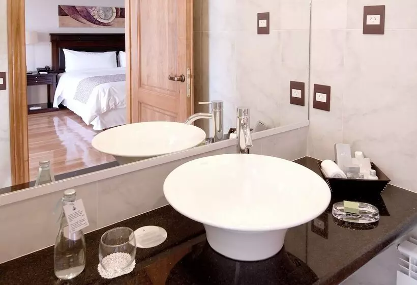 Отель Alma Del Lago Suites & Spa