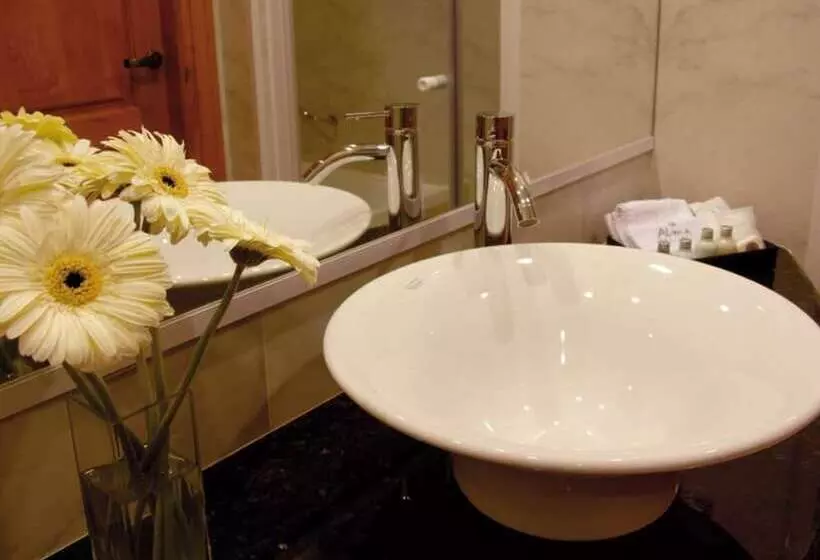 Отель Alma Del Lago Suites & Spa