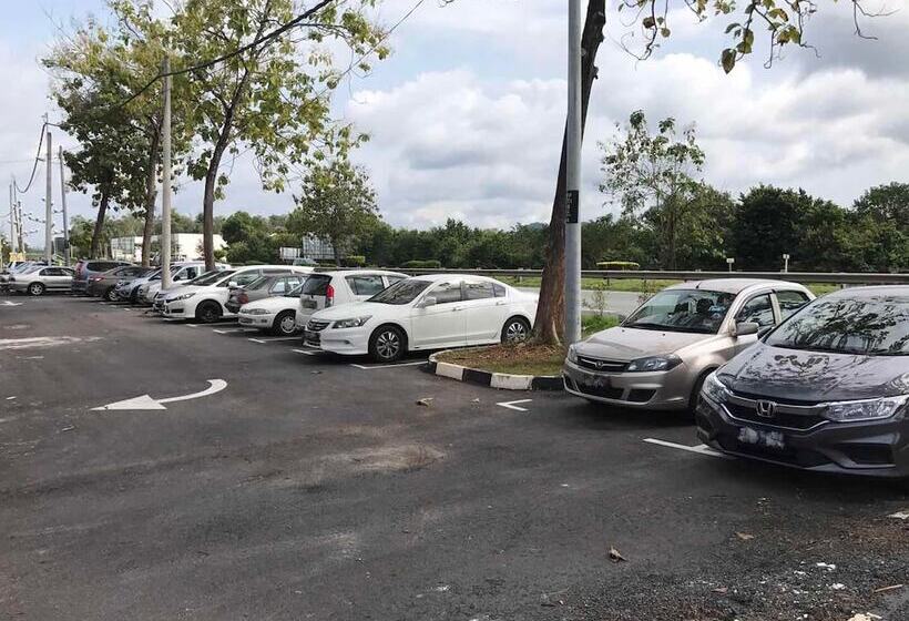 Hotel Capital O 90615 The Bed