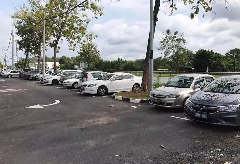 ホテル Capital O 90615 The Bed