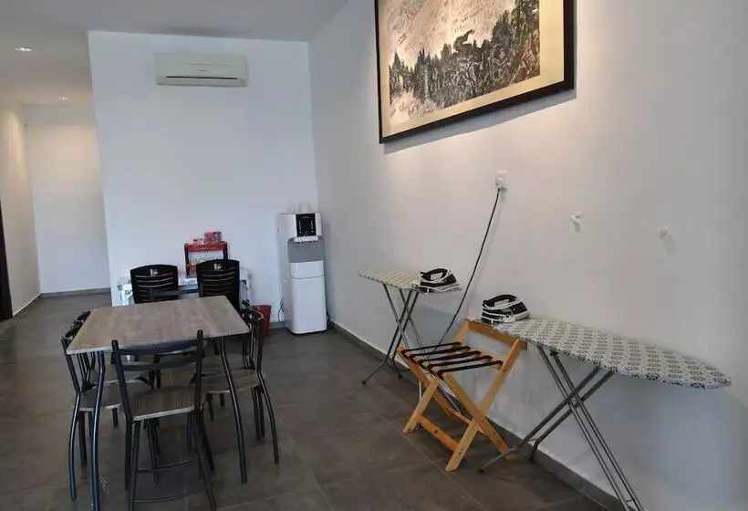 ホテル Capital O 90615 The Bed