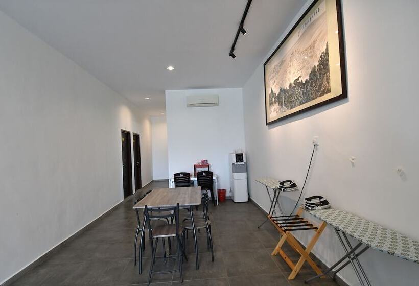 Hotel Capital O 90615 The Bed