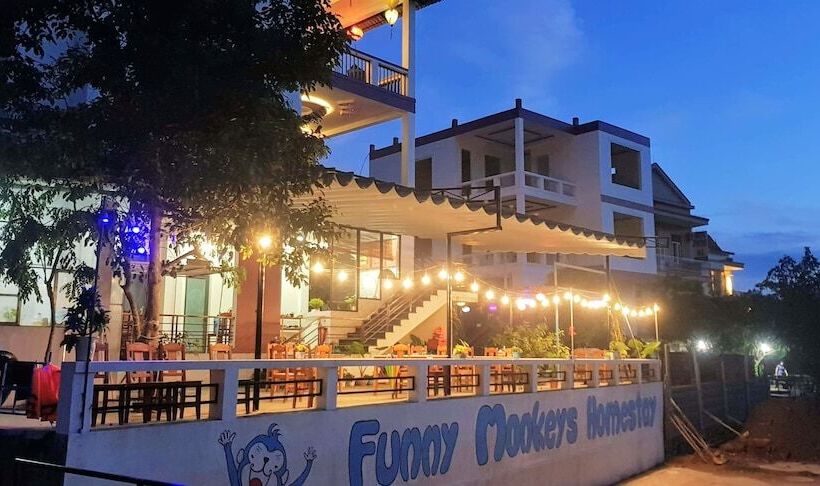 هتل Funny Monkeys Homestay