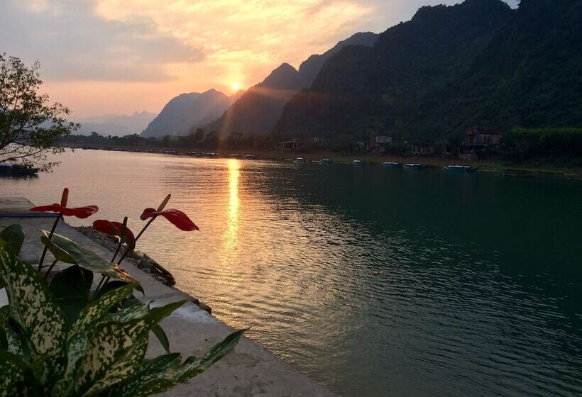 هتل Funny Monkeys Homestay