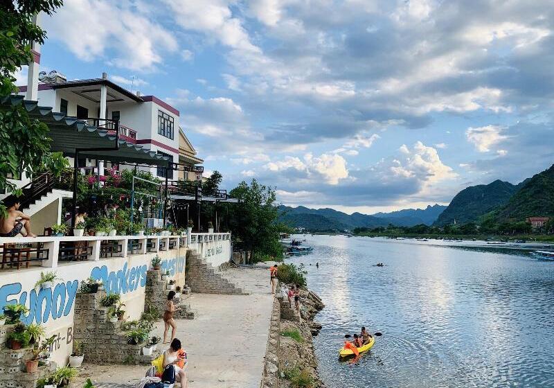 هتل Funny Monkeys Homestay