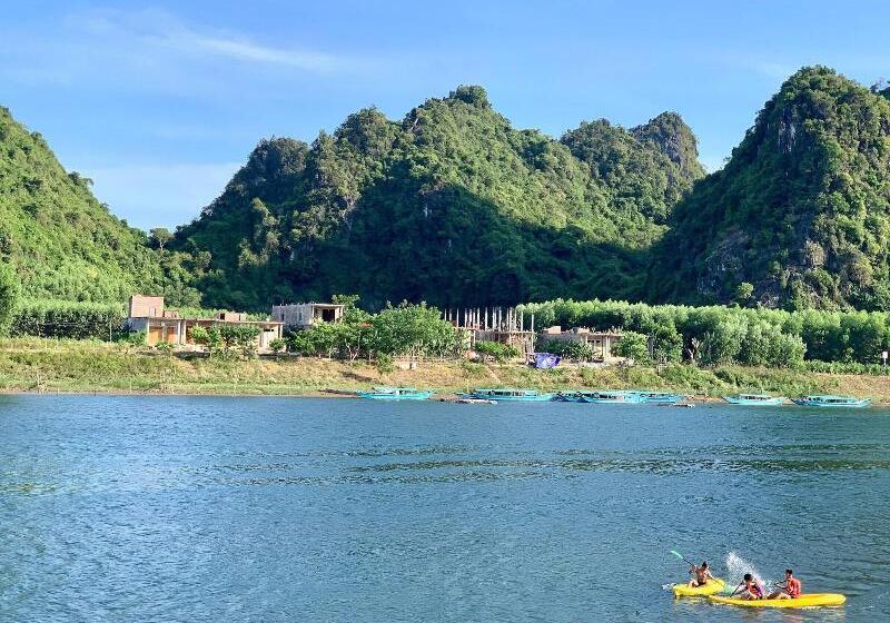 هتل Funny Monkeys Homestay