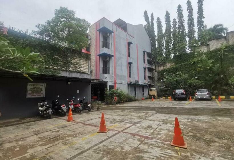 ホテル Reddoorz At Pahlawan Street