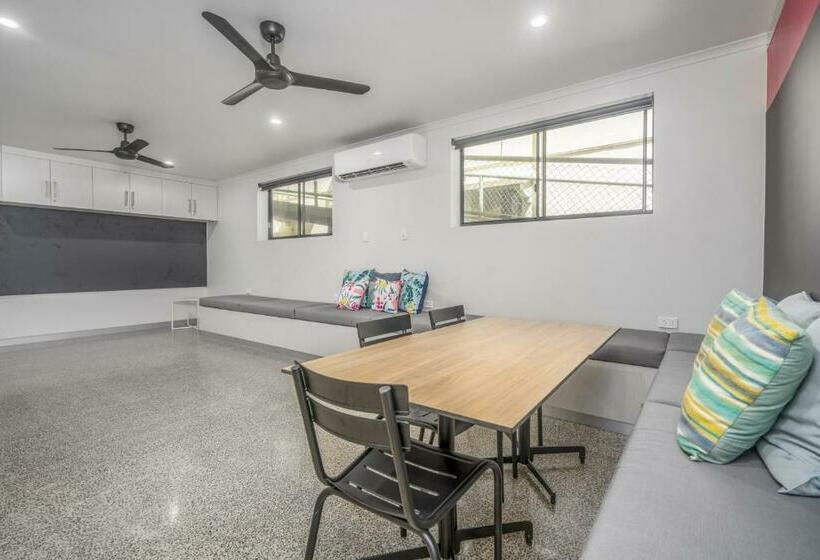 فندق صغير Alberts Est 2017