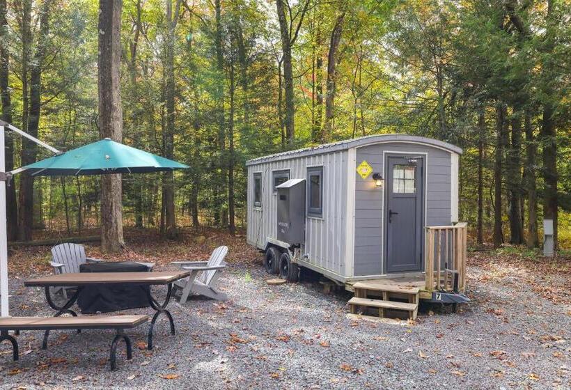 בית מלון כפרי Camptel Poconos Lodging