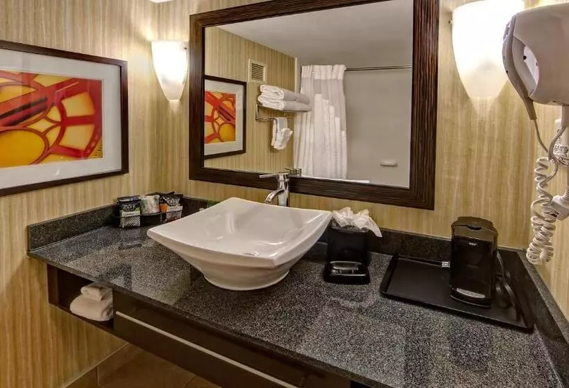 Clarion Hotel & Suites Conference Center Memphis Airport