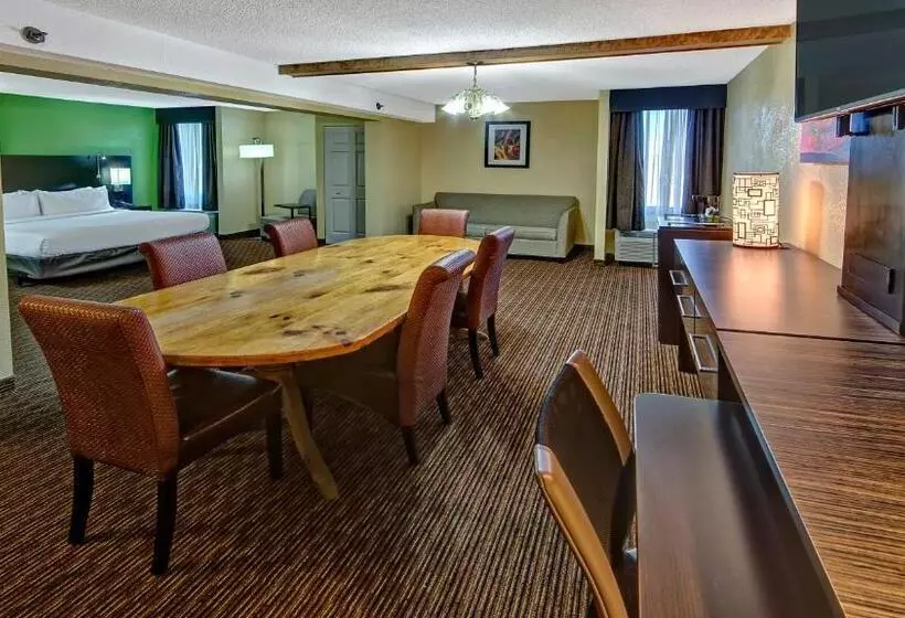 Clarion Hotel & Suites Conference Center Memphis Airport