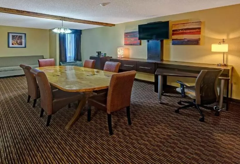 Clarion Hotel & Suites Conference Center Memphis Airport
