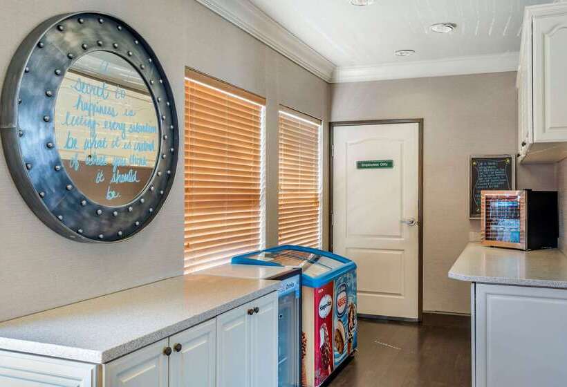 Elizabeth Oceanfront Suites, Ascend Hotel Collection