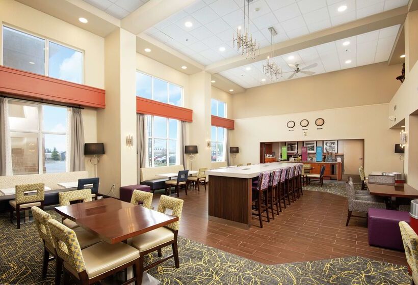 Отель Hampton Inn & Suites Barrie