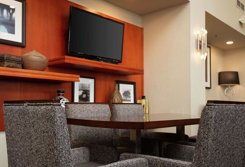 Отель Hampton Inn & Suites Barrie