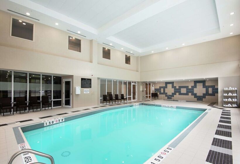 Отель Hampton Inn & Suites Barrie