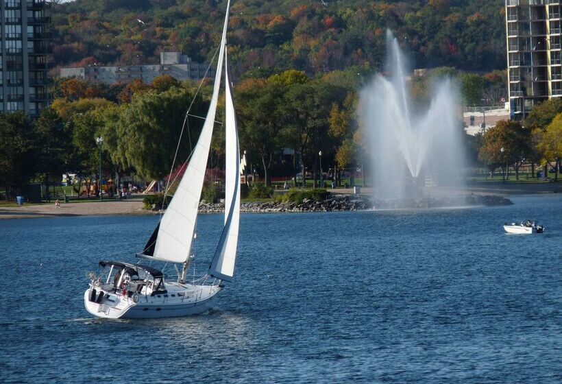Отель Hampton Inn & Suites Barrie