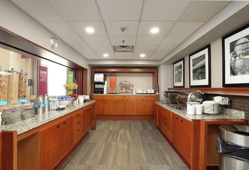 Отель Hampton Inn & Suites Barrie